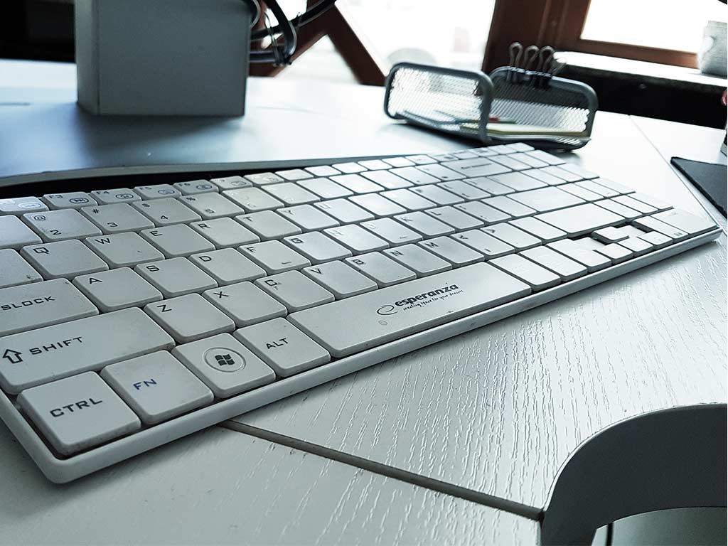 Photo d'un clavier sur un bureau